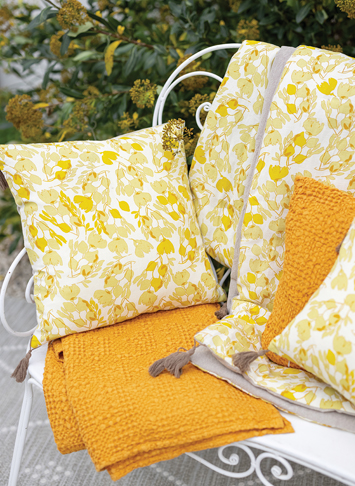 cuscini stampati floreali e colorati per il soggiorno di Vivaraise