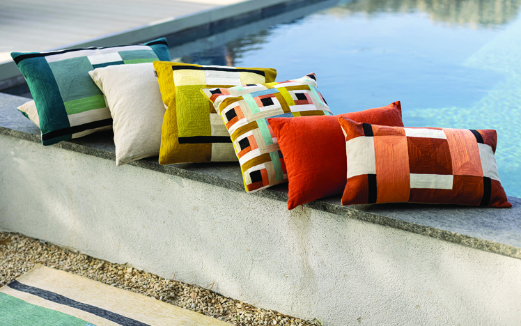 gama de almofadas decorativas e coloridas para uso em sala de estar ou no exterior