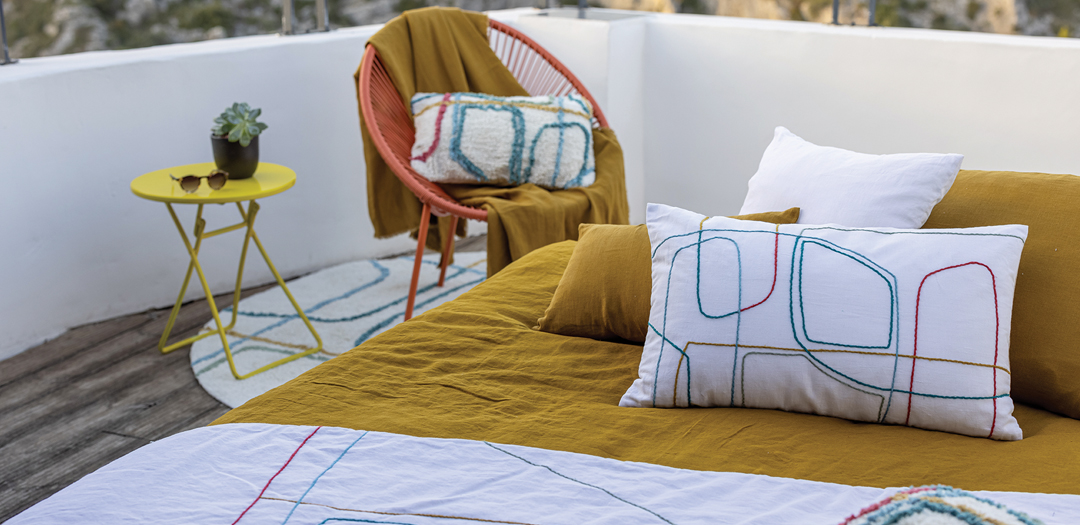 roupa de casa de alta qualidade 
Almofadas decorativas e coloridas com quadrados e roupa de cama de alta qualidade Vivaraise