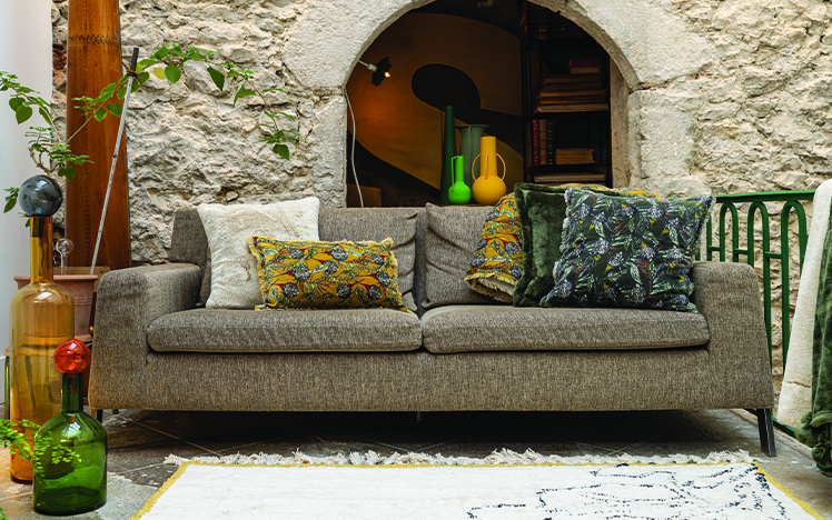 gama de almofadas decorativas e coloridas para uso em sala de estar ou no exterior
